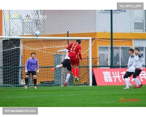 雨中激战，马赛与里昂球员球衣早已湿透紧贴身体