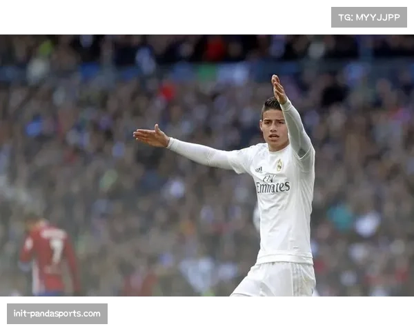 特写：伯纳乌新顶棚首次在雨中自动闭合，确保马德里德比顺利进行